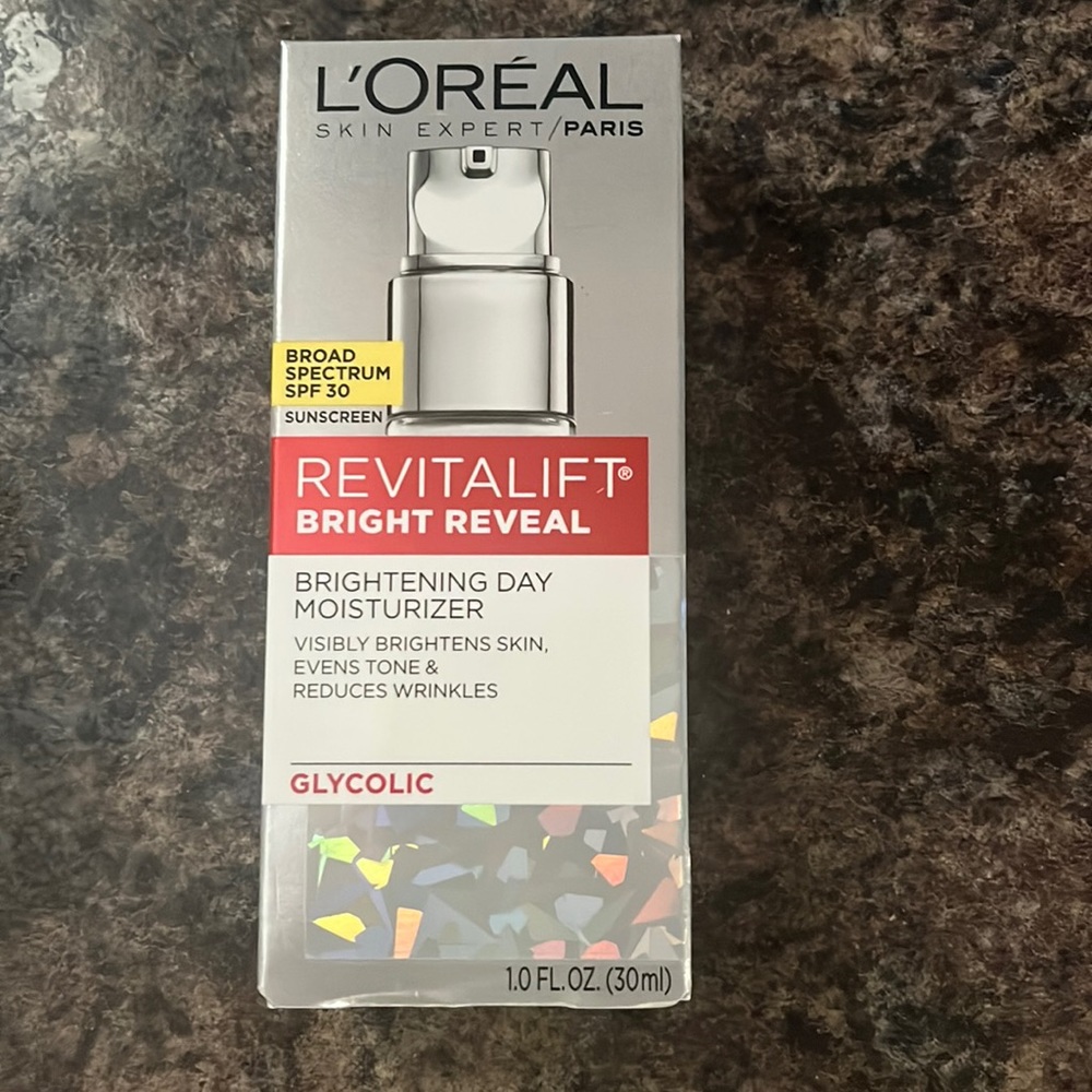 New in box !! Loreal revitalift spf 30